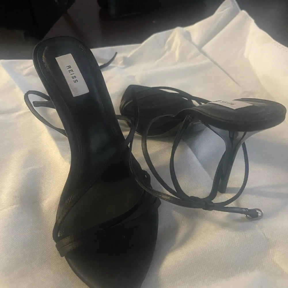 Black strappy sandals from Reiss
Brand new with tag
Size UK 41 / us 10.5 - Picture 3 of 6